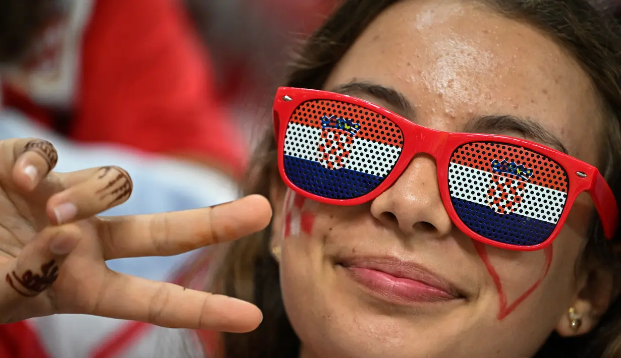 Seorang fans wanita Kroasia menghadiri pertandingan Grup F Piala Dunia Qatar 2022 antara Kroasia dan Belgia di Stadion Ahmad Bin Ali di Al-Rayyan, barat Doha pada 1 Desember 2022. (AFP/Ozan Kose)