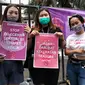 Sejumlah perempuan menunjukkan poster tentang menolak tindakan kekerasan terhadap perempuan dalam peringatan Hari Perempuan Internasional di depan Gedung Sate, Kota Bandung, Senin (8/3/2021). (Liputan6.com/Huyogo Simbolon)