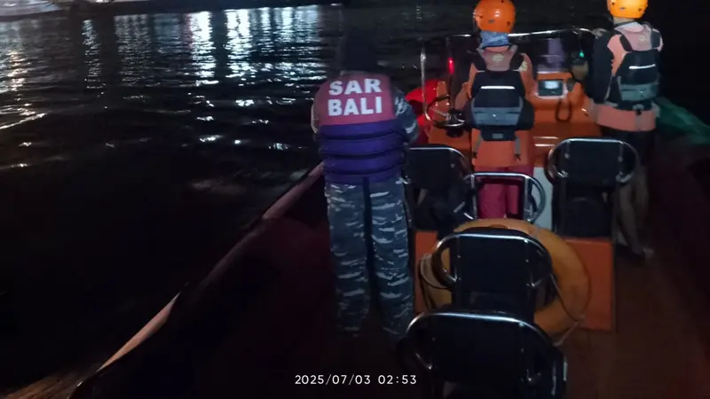 Proses pencarian Kapal Motor Penyeberangan (KMP) Tunu Pratama Jaya rute Ketapang Banyuwangi menuju Gilimanuk yang tenggelam di Selat Bali, Rabu 2 Juli 2025. (Liputan6.com/Dian Kurniawan)