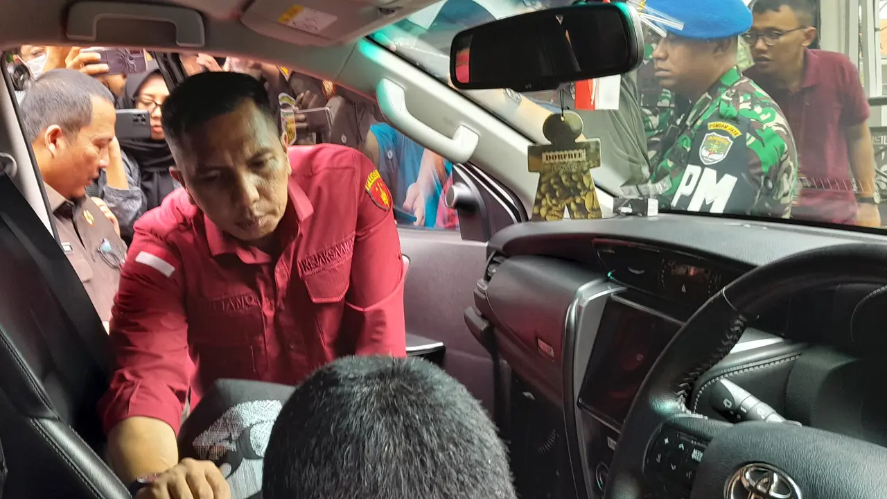 Kejaksaan Agung menggeledah mobil milik Menteri Komunikasi dan Informatika (Menkominfo) Johnny G Plate, Rabu (17/5/2023). Sejumlah barang-barang disita.