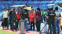 Keributan di tim Mitra Kukar terjadi ketika Marlon da Silva membentak pelatih Jafri Sastra, Jumat (16/12/2016). (Bola.com/Fahrizal Arnas)