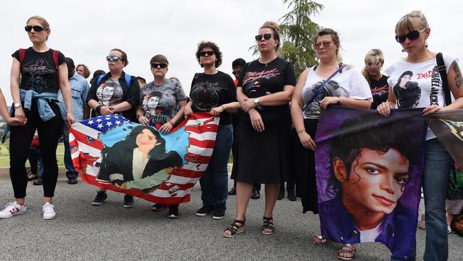 Penggemar melakukan doa bersama memperingati sepuluh tahun kematian Michael Jackson di Terrace Forest Lawn Cemetery, California, Selasa (25/6/2019). Tepat pada hari ini sepuluh tahun yang lalu berita kematian King of Pop Michael Jackson sempat mengguncang dunia. (Chris Pizzello/Invision/AP)