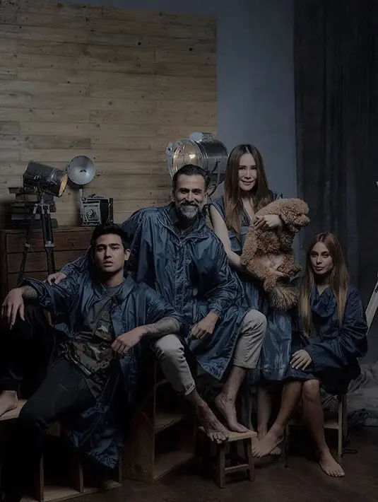 Banyak nasihat dari Jeremy Thomas untuk anak laki-lakinya yang bisa dibilang baru di dunia akting. Nasihat-nasihat tersebut selalu diingat saat  syuting film maupun sinetron. (Bambang E Ros/Fimela.com)