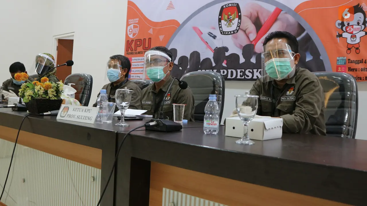 Ketua KPU Sulteng, Tanwir Lamaming bersama para Komisioner