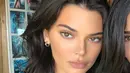 Kendall Jenner mengunggah sebuah foto dirinya di Instagram namun memotong foto Kylie yang bergaya di sebelahnya. (instagram/kendalljenner)