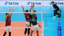 Pemain Timnas voli putra Indonesia melakukan blocking saat melawan Myanmar pada babak penyisihan Grup B SEA Games 2025 di di Stadion Indoor Huamark, Bangkok, Thailand, pada Senin (15/12/2025) pagi WIB. (Bola.com/Bagaskara Lazuardi)