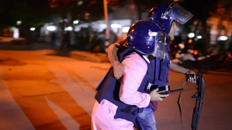 Polisi menyelamatkan sandera di Kafe Holey Artisan Bakery. (Reuters)