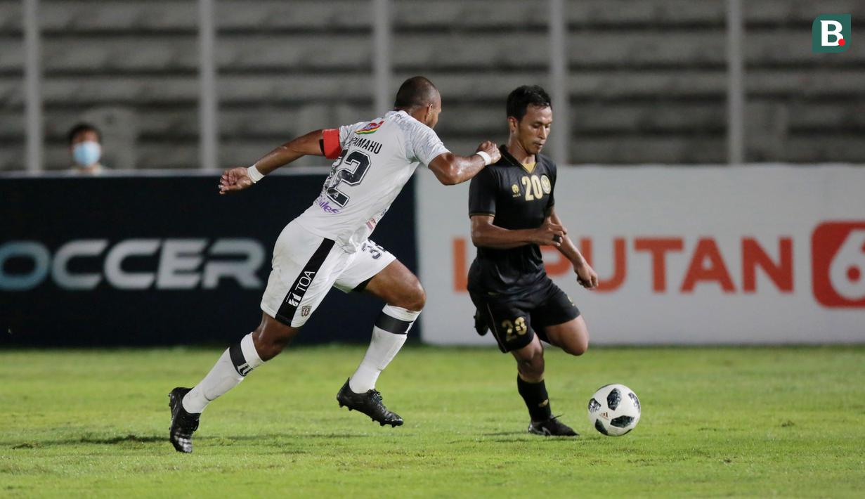 Penyerang Timnas Indonesia, Osvaldo Haay, berebut bola dengan bek Bali United, Leonard Tupamahu, pada laga uji coba di Stadion Madya, Jakarta, Minggu (7/3/2021). Indonesia menang dengan skor 3-1. (Bola.com/ Ikhwan Yanuar Harun)