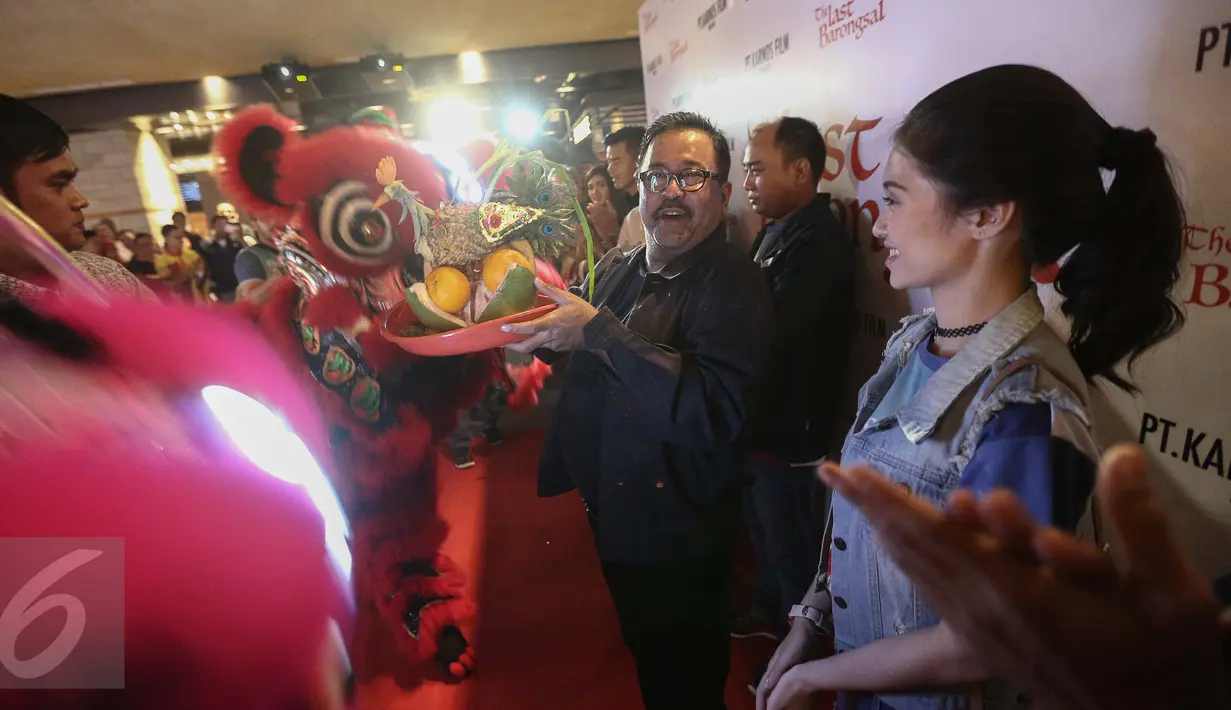 Cagub Banten Rano Karno saat menghadiri  pemutaran perdana Film berjudul ‘The Last Barongsai’ di Jakarta, Jumat (20/1). Film ini menceritakan potret Cina Benteng di Tangerang yang ingin mempertahankan Barongsai. (Liputan6.com/Faizal Fanani)