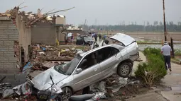 Mobil terlihat rusak parah akibat tornado yang menyapu wilayah Yancheng, Provinsi Jiangsu, Tiongkok, Kamis (23/6). Media pemerintah melaporkan, puluhan orang juga terluka dan ribuan bangunan, terutama rumah penduduk, hancur total. (JOHANNES EISELE/AFP)