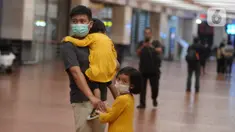 Ekspresi keluarga korban saat berada di Posko Crisis Center Sriwijaya Air SJ 182, Bandara Soekarno-Hatta, Tangerang, Banten, Sabtu (9/1/2021). Keluarga korban masih menunggu kabar terkait hilang kontaknya pesawat Sriwijaya Air SJ 182. (merdeka.com/Imam Buhori)