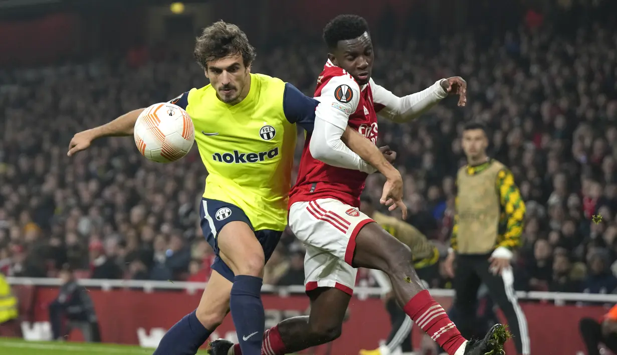 Penyerang Arsenal Eddie Nketiah berebut bola dengan bek FC Zurich Lindrit Kamberi pada matchday terakhir Grup A  Liga Europa 2022/2023 di Emirates Stadium, Jumat (4/11/2022) dinihari WIB. Zurich sendiri harus puas mengakhiri fase grup di posisi juru kunci dengan koleksi tiga poin. (AP Photo/Frank Augstein)