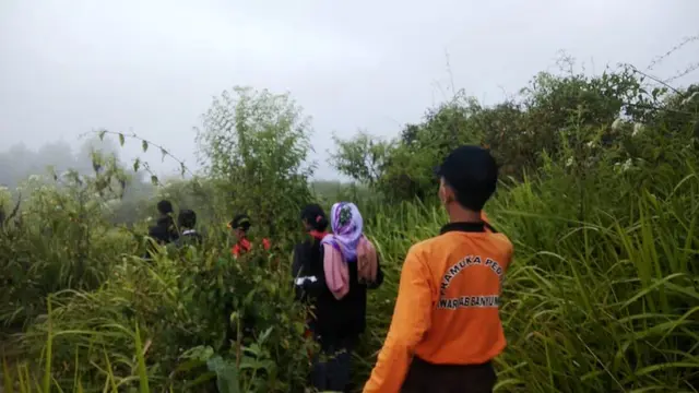Cuaca buruk menyulitkan tim menjemput lima remaja dari Puncak Gunung Slamet. (Liputan6.com/Tagana Banyumas/Muhamad Ridlo)