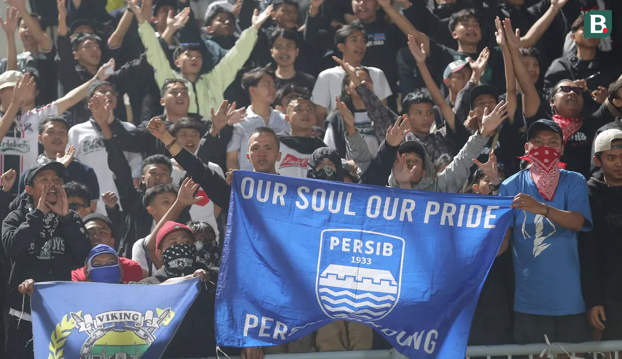 <p>Suporter Persib Bandung memberi dukungan kepada timnya saat melawan Dewa United pada laga pekan ke-20 BRI Liga 1 2023/2024 di Stadion Indomilk Arena, Tangerang, Minggu (26/11/2023). (Bola.com/M Iqbal Ichsan)</p>