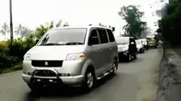 Mobil pribadi dan bus antarkota merayap di Aji Barang, Banyumas.