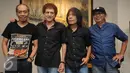 Grup band rock legendaris God Bless berpose usai syukuran pembuatan album ke 7 di kawasan Panglima Polim, Jakarta, Kamis (30/6). (Liputan6.com/Herman Zakharia)