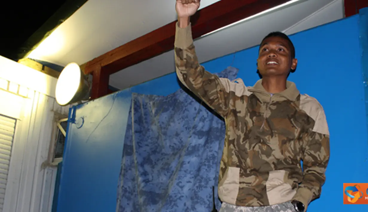 Citizen6, Lebanon: Wakil Komandan Satgas POM TNI Kontingen Garuda XXV-D/UNIFIL Mayor Laut (PM) Wahyu Dwi secara simbolis memotong pita tanda diresmikannya Fitness Center di UN Posn 7-3, Marjayoun-Lebanon, Senin (2/). (Pengirim: Badarudin Bakri)