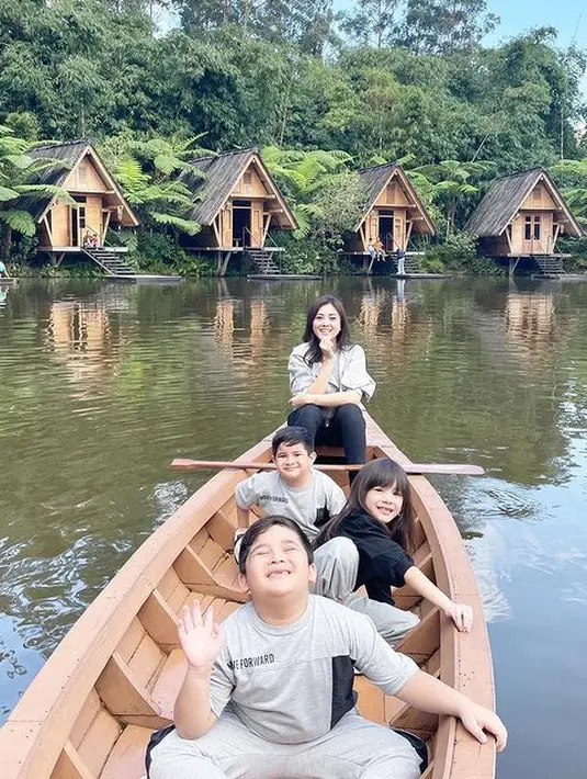 <p>Selain gugatan cerai yang di kabulkan, Dhena juga mendapatkan hak asuh ketiga anaknya. Proses panjang dan berliku harus dijalani sejak memasukkan gugatan pada 20 Agustus 2021 lalu. [Instagram/dhenaaldhaliadevanka]</p>