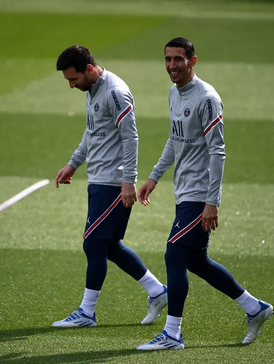 <p>Penyerang Paris Saint-Germain Lionel Messi (kiri) dan Angel Di Maria menghadiri sesi latihan di tempat latihan klub Camp des Loges di Saint-Germain-en-Laye, barat Paris, Kamis (28/4/2022). Juara Ligue 1 yang baru dinobatkan PSG akan dijamu oleh Strasbourg pada pekan ke-35 Ligue 1 2021/22, Sabtu 30 April 2022, di Stade de la Meinau. (FRANCK FIFE / AFP)</p>
