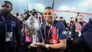 Namun beberapa pekan yang lalu, Mbappe membuat pengumuman. Ia memastikan cabut dari Les Parisien dengan status free agent di musim panas nanti. (FRANCK FIFE / AFP)