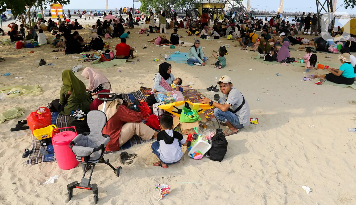 Suasana Taman Impian Jaya Ancol yang dipenuhi pengunjung saat libur Tahun Baru 2024. (Liputan6.com/Herman Zakharia)