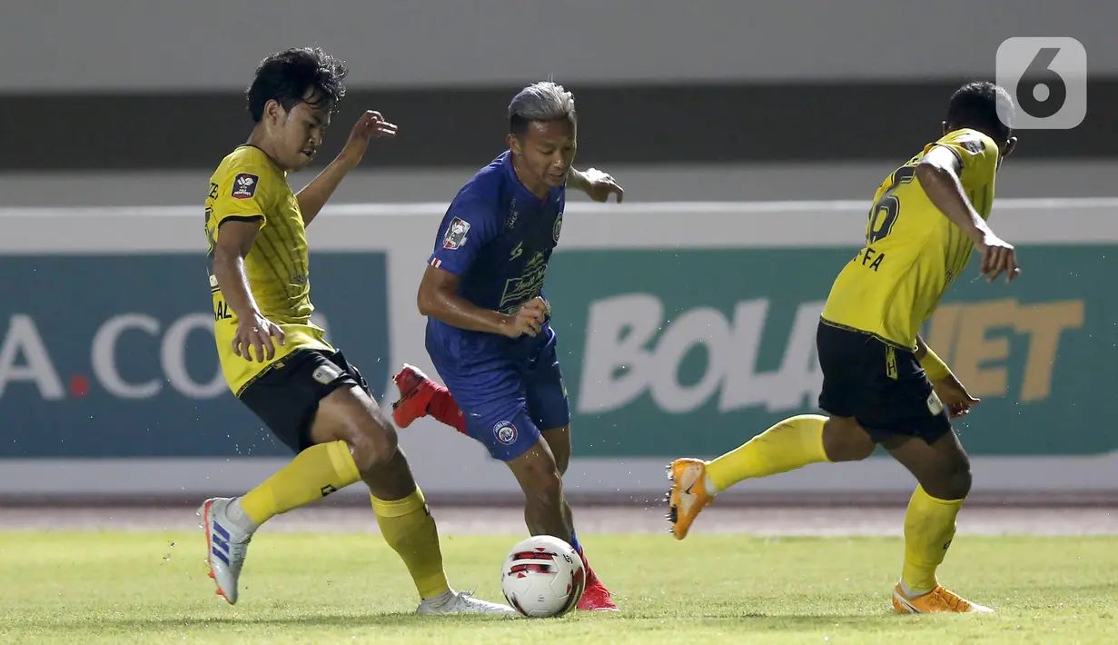Pemain Barito Putera berusaha menghentikan pergerakan pemain Arema FC Dendi Santoso dalam pertandingan babak penyisihan Piala Menpora 2021 di Stadion Manahan, Solo, Kamis (25/3/2021). Arema FC kalah 1-2. (Bola.com/Arief Bagus)