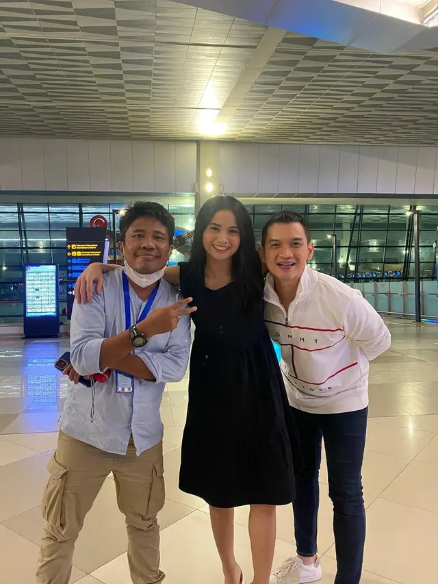 Momen di balik layar saat Acha Septriasa dan Rezky Aditya syuting adegan mesra di bandara.