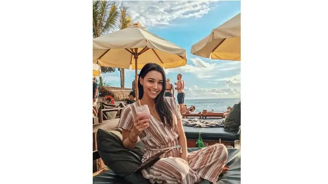 Tak hanya bermain film, Annisa Rawles juga membintangi sejumlah iklan.
