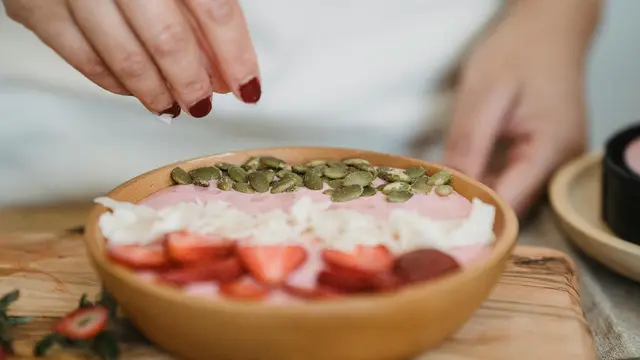 Ingin Sarapan Lebih Sehat? Coba Resep Smoothie Bowl yang Kaya Serat dan Rendah Kolesterol Ini