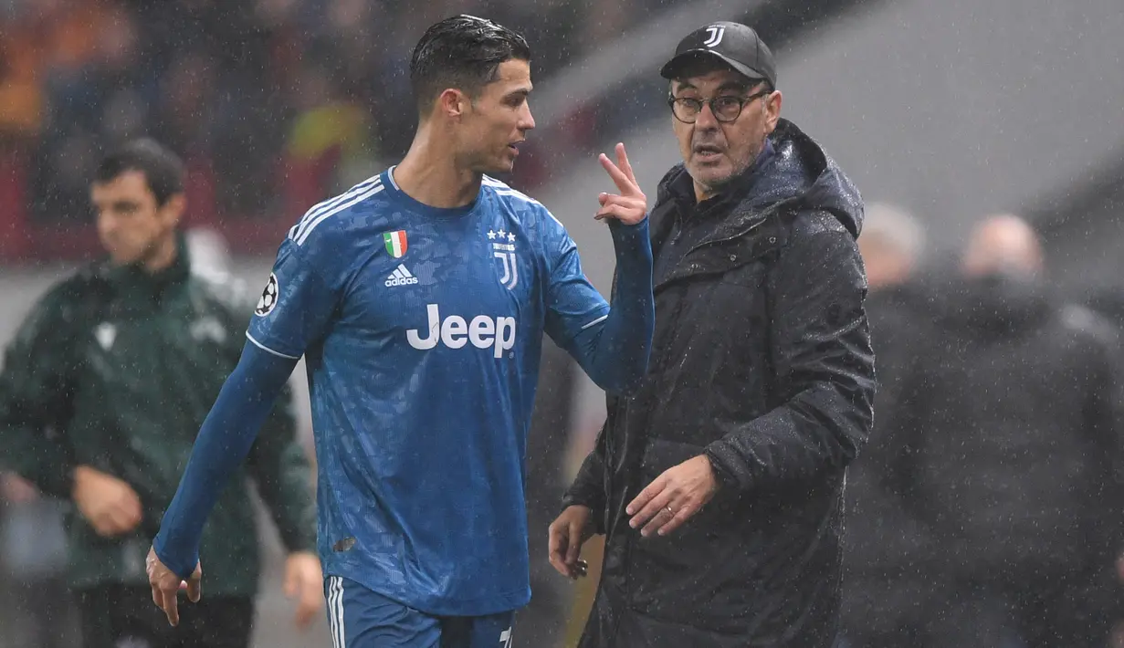 Penyerang Juventus, Cristiano Ronaldo menegur pelatih Maurizio Sarri yang menariknya keluar selama pertandingan melawan Lokomotiv Moscow pada Grup D Liga Champions di stadion RZD Arena, Rusia (6/11/2019). Ronaldo ditarik keluar saat Juventus masih bermain imbang 1-1. (AFP Photo/Kirill Kudryavtsev)