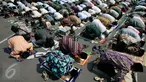 Sejumlah prajurit TNI Polri beserta masyarakat mengikuti sholat istisqo di Mandala Krida, Yogyakarta, Jumat (30/10/2015).Sholat di gelar untuk memohon doa kepada Allah SWT agar di berikan hujan pada musim kemarau yang berkepanjangan. (Boy T Harjanto)