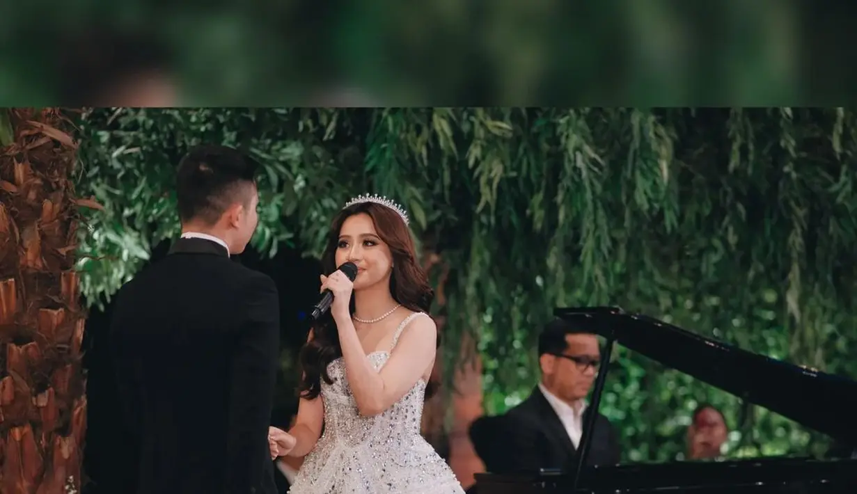 Anggi tampil bak ratu dalam balutan sleeveless ball gown rancangan Hani Tio Han dan mini crown. [@rhay_david/@denivedder]