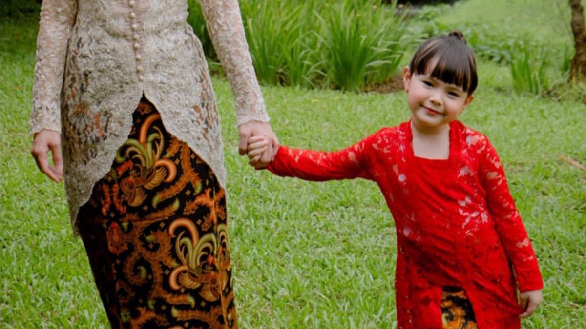 6 Potret Adu Gaya Anak Artis Kenakan Kebaya di Hari Kartini, Putri Asmirandah hingga Aurel Hermansyah