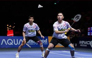 Pebulu tangkis ganda putra Sabar Karyaman Gutama/Moh Reza Pahlevi Isfahani kalah dari pasangan Korea Selatan Kim Won Ho/Seo Seung Jae di final Indonesia Open 2025.&nbsp;Sabar/Reza kalah rubber game 21-18, 19-21, dan 12-21 di Istora Senayan, Jakarta, Minggu (8/6).&nbsp;(foto: PBSI)