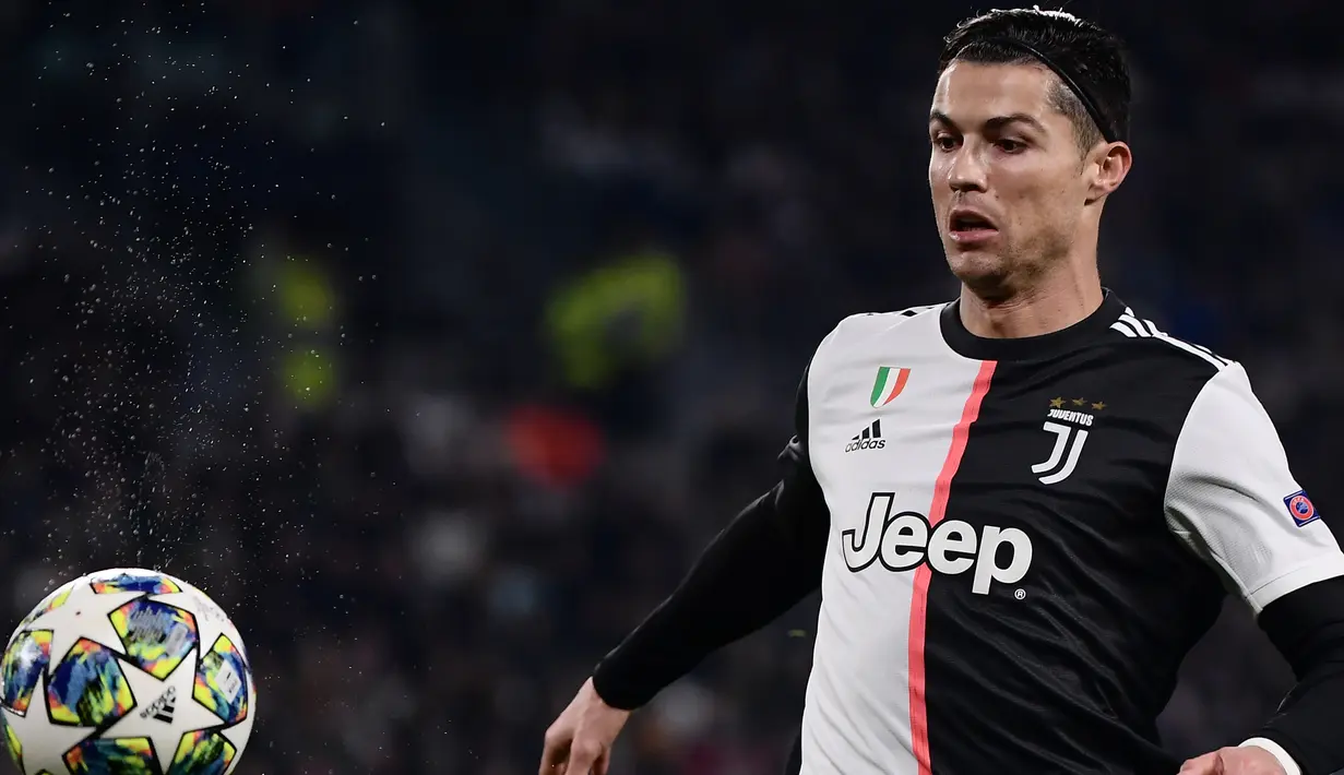 Penyerang Juventus, Cristiano Ronaldo, selama matchday kelima Grup D Liga Champions menghadapi Atletico Madrid di Allianz-Stadium, Turin, Selasa (26/11/2019). Ikat kepala Ronaldo itu sukses membuat para penggemar sepak bola kebingungan dan geli sendiri di media sosial. (Marco Bertorello / AFP)
