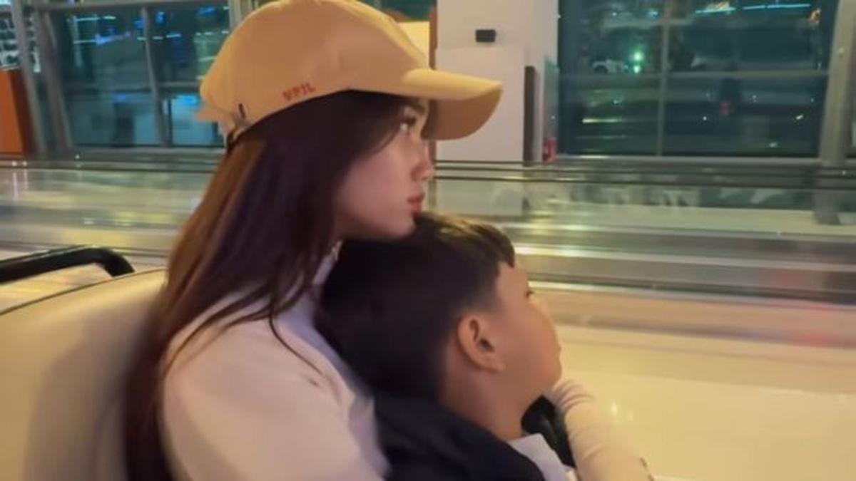 5 Momen Fuji Gemas Sampai Peluk hingga Cium Gala Sky di Bandara, Netizen Haru dan Kagum