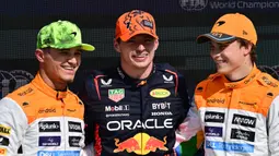 Pembalap Red Bull Racing, Max Verstappen (tengah) berfoto bersama dengan dua pembalap McLaren, Lando Norris (kiri) dan Oscar Piastri setelah kualifikasi Formula 1 GP Inggris di Sirkuit Silverstone, Inggris, 8 Juli 2023. (AFP/Ben Stansall)