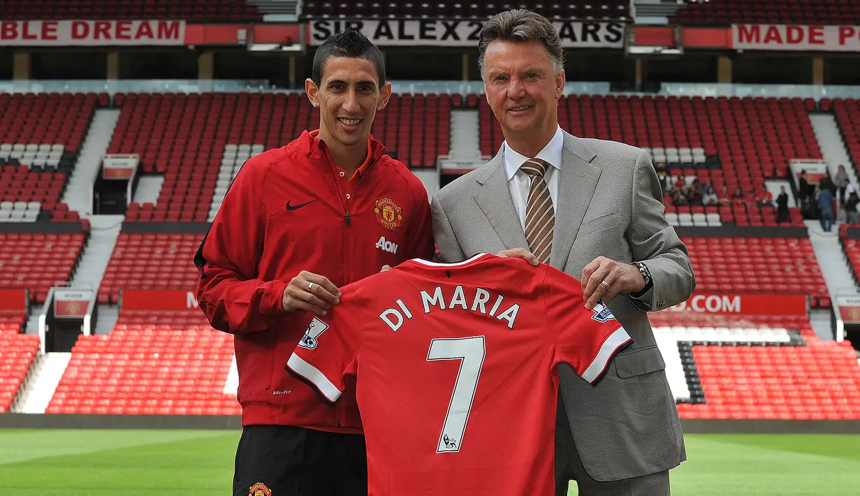 Angel Di Maria. Sayap kanan Argentina berusia 34 tahun yang baru saja bergabung dengan Juventus di awal musim 2022/2023 usai meninggalkan PSG yang telah dibelanya sejak awal musim 2015/2016 ini menjadi pemain termahal Amerika Selatan yang pernah didatangkan Manchester United sepanjang sejarah. Ia digaet MU dari Real Madrid pada awal musim 2014/2015 dengan nilai transfer mencapai 75 juta euro atau kini setara Rp1,1 triliun. Hanya bertahan 1 musim, ia total bermain dalam 32 laga di semua ajang dengan torehan 4 gol dan 12 assist. (AFP/Steve Parkin)