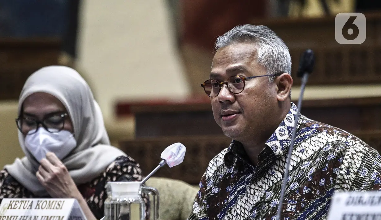 Ketua KPU Arief Budiman (kanan) bersama Wakil Ketua KPU Evi Novida Ginting Manik saat Rapat Dengar Pendapat (RDP) dengan Komisi II DPR di Gedung Nusantara, Senayan, Jakarta, Kamis (12/11/2020). Rapat dipimpin Ketua Komisi II DPR Ahmad Doli Kurnia. (Liputan6.com/Johan Tallo)