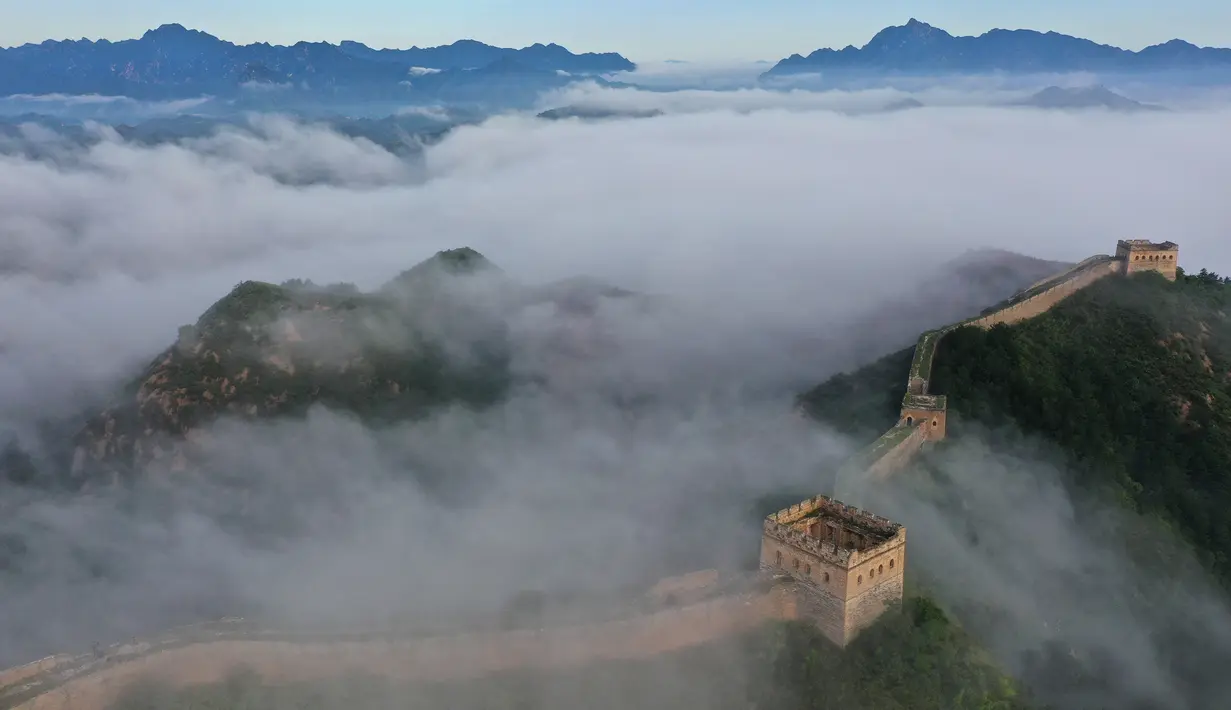 Foto dari udara menunjukkan Tembok Besar China seksi Jinshanling yang diselimuti kabut pagi di wilayah Luanping, Kota Chengde, Provinsi Hebei, China, 10 Agustus 2020. (Xinhua/Zhou Wanping)