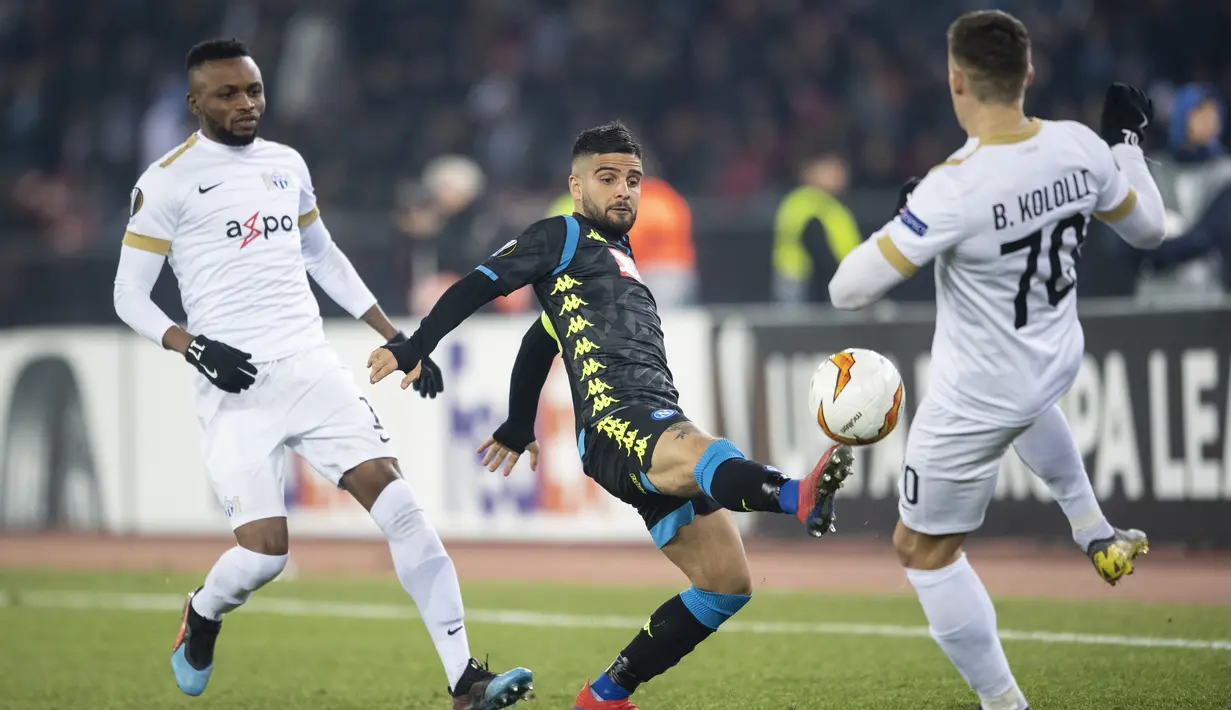 Striker Napoli, Lorenzo Insigne, menendang bola saat melawan FC Zurich pada laga Liga Europa di Stadion Letzigrund, Kamis (14/2). Napoli menang 3-1 atas FC Zurich. (AP/Walter Bieri)