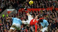 Striker Manchester United, Wayne Rooney, melepaskan tendangan salto yang berujung gol ke gawang Manchester City, di Old Trafford, 12 Februari 2011. (AFP/Andrew Yates). 