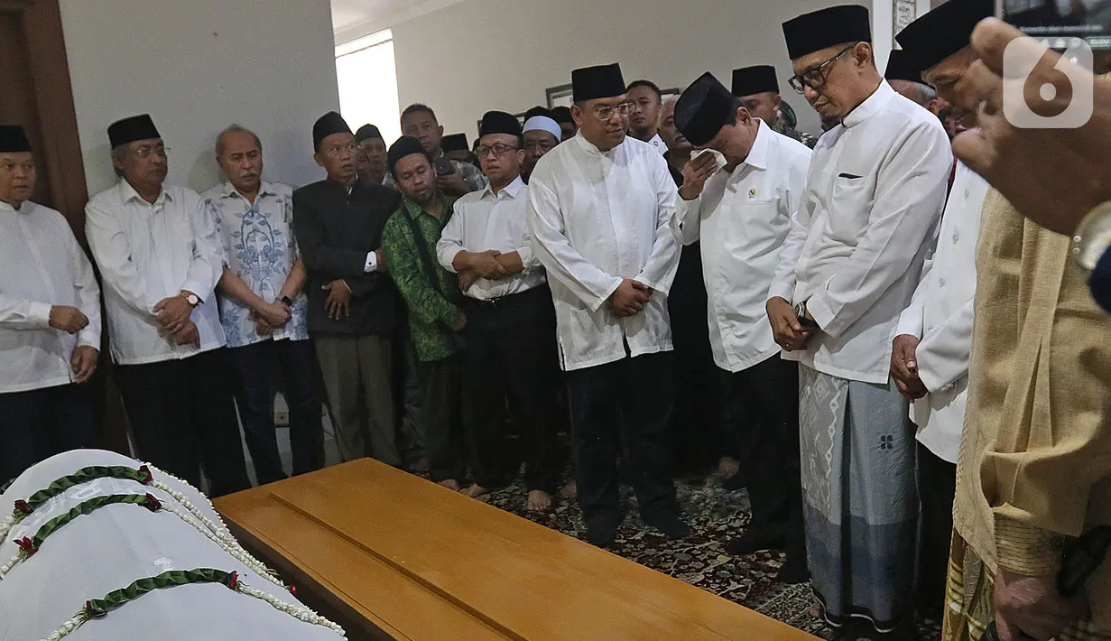 Menteri Pertahanan Prabowo Subianto (ketiga kanan) saat melayat KH Salahuddin Wahid atau Gus Sholah di rumah duka kawasan Mampang Prapatan, Jakarta, Senin (3/2/2020). Gus Sholah akan dimakamkan di Jombang. (Liputan6.com/Herman Zakharia)