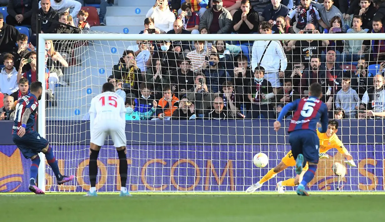 <p>Pemain Levante Jose Luis Morales (kiri) melakukan tendangan penalti dan mencetak gol ke gawang Sevilla pada pertandingan Liga Spanyol di Stadion Ciutat de Valencia, Valencia, Spanyol, 21 April 2022. Sevilla menang 3-2. (Jose Jordan/AFP)</p>