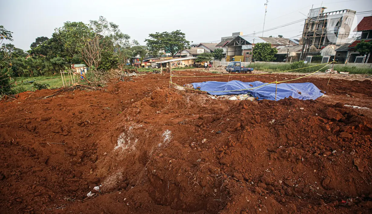 Barang diduga bansos presiden ditemukan tertimbun di kawasan Kampung Serab, Sukmajaya, Depok, Jawa Barat, Minggu (31/7/2022). Saat ini penemuan barang diduga bansos presiden untuk warga terdampak COVID-19 yang tertimbun dalam tanah itu tengah ditangani Polrestro Depok. (Liputan6.com/Faizal Fanani)