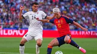 Dani Olmo berebut bola dengan Zaid Ismail dalam laga uji coba internasional antara Spanyol vs Irak di Estadio Abanca-Riazor, 5 Juni 2026. (AP Photo/Manu Fernandez)