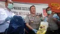 Polisi yang berusaha menangkap anggota jaringan sabu Malaysia ditembaki dari dalam mobil. (Liputan6.com/Reza Efendi)