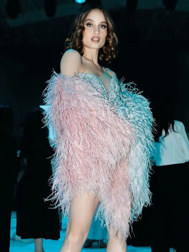 Cinta Laura Kenakan Gaun Mini Dipadukan Selendang Bulu di JFW 2025. [@claurakiehl]