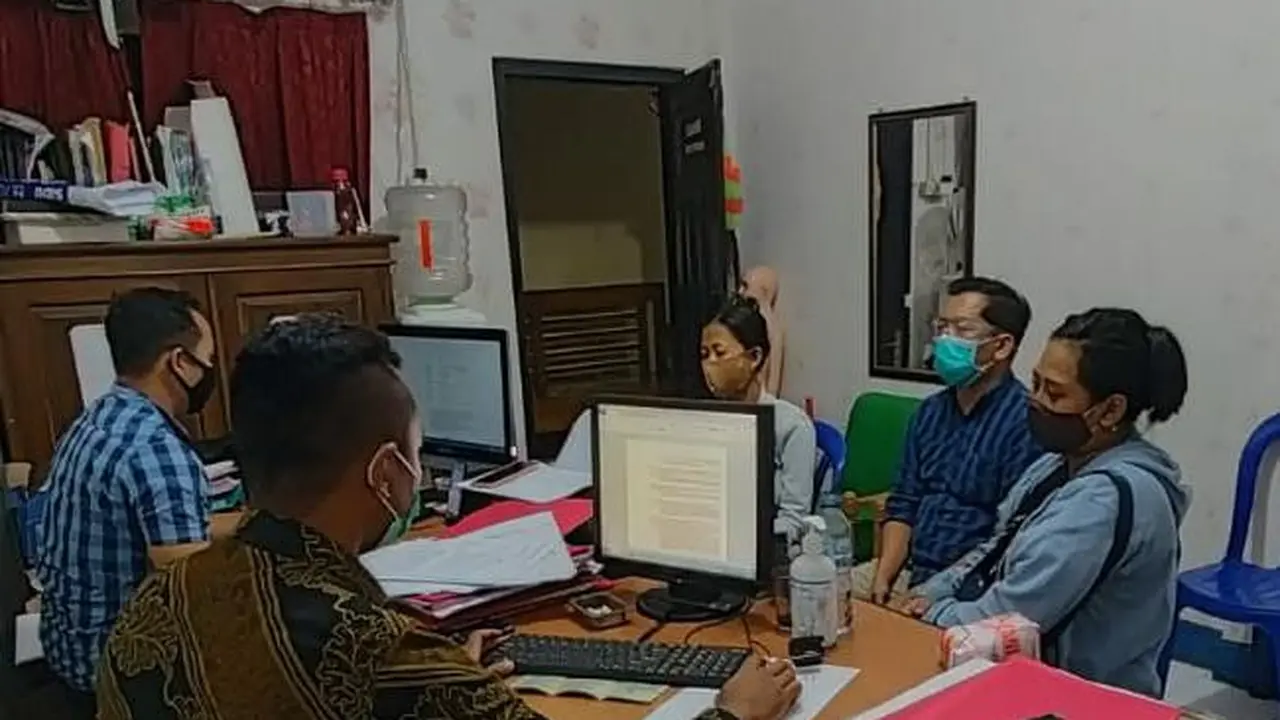 Tersangka perdagangan manusia di Banyumas menjalani pemeriksaan di Mapolresta Banyumas didampingi penasihat hukum, beberapa waktu yang lalu. (Foto: Liputan6.com/Rudal Afgani)