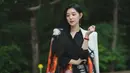 Diberkahi dengan kecantikan mewah dan kemampuan untuk membuat apa pun yang disentuhnya menjadi sukses, Hong Hae In adalah “ratu” yang tidak memiliki keharusan untuk tunduk pada siapa pun. (foto: tvN)
